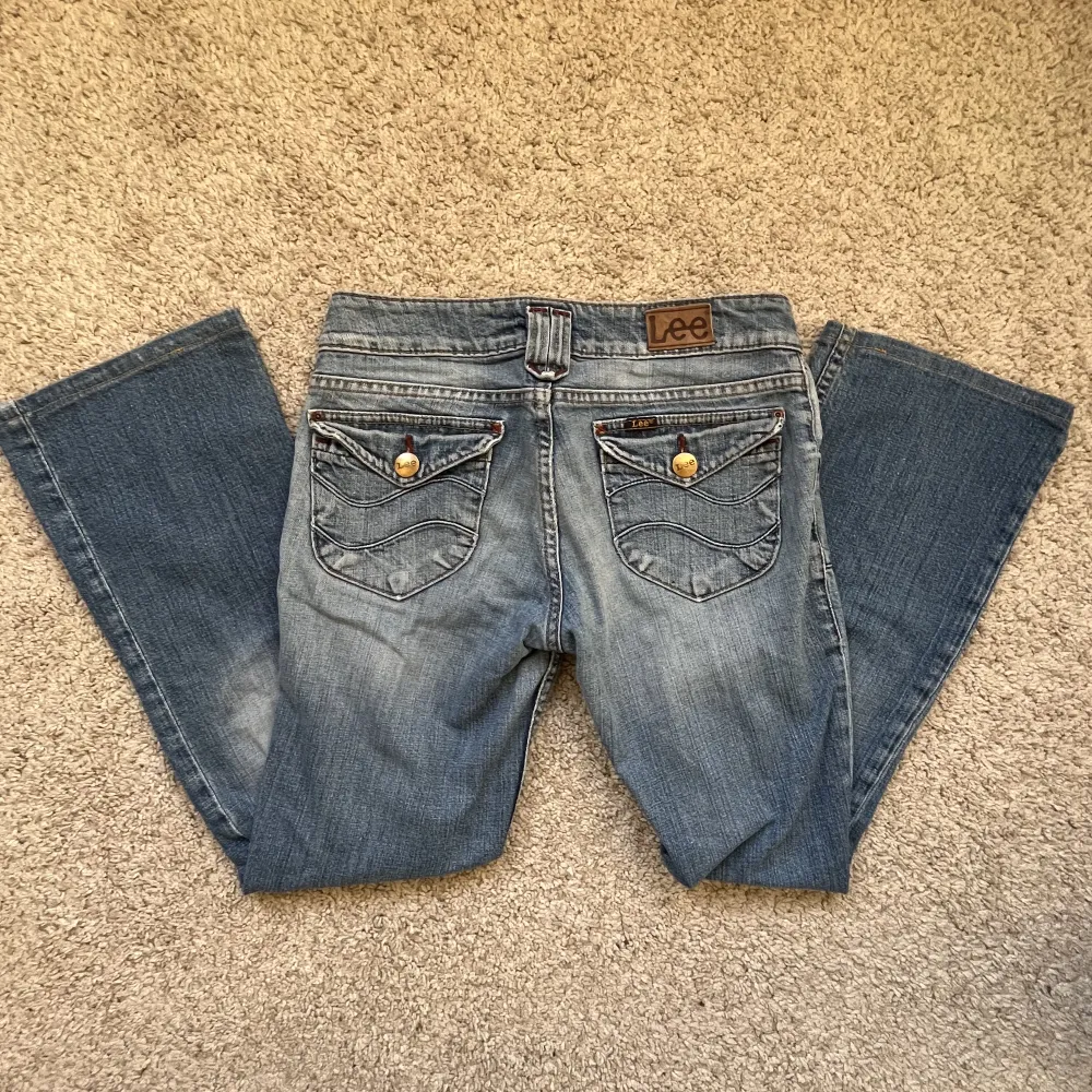 Säljer dessa lågmidjade bootcut jeans med fickor där bak🫶🏽dem är i ett bra skick! Ja säljer dem då de är lite för korta på mig! Midjemåttet är 40 cm och innerbenet är 69cm💗. Jeans & Byxor.