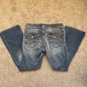 Säljer dessa lågmidjade bootcut jeans med fickor där bak🫶🏽dem är i ett bra skick! Ja säljer dem då de är lite för korta på mig! Midjemåttet är 40 cm och innerbenet är 69cm💗