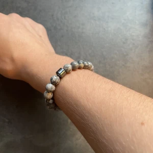 Trendiga armband - Stilrent armband som passar till allt. Har du någon fråga eller vill ha fler bilder är det bara att skicka ett meddelande. Har även liknande fast lite mörkare färg.  Sökord: overshirt, väst, jeans, 