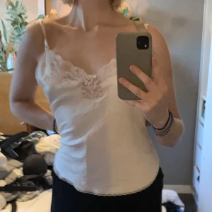 Sidenlinne - Champagnefärgag med spetsdetaljer