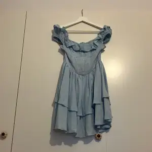 Oanvänd klänning från SHEIN  Säljer pga att den var för liten 💗 Nypris 250kr  Frakt 50kr 