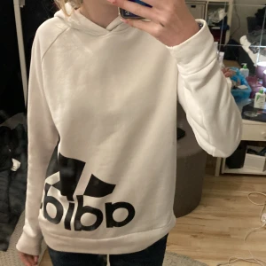 Adidas hoodie - Vit adidas hoodie med luva, super bra skick💗