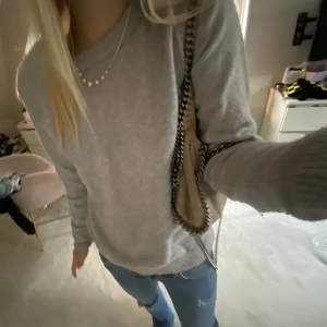 Grå stickad - Säljer super din grå stickad från vila! Skriv för fler bilder o frågor osv, pris kan diskuteras!