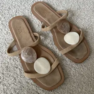 Säljer oanvända sandaler från zara i storlek 39💗❣️