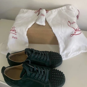 Christian loubotin  - Säljer nu mina loubs st 42!  Sjukt bra skick 9/10 knappt använda bara haft lite då o då fås med låda extra nitar och påse! Hör av dig vid intresse mvh Axel 