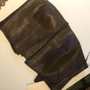 Skinntop  - Jättesnygg brun skinntop från adoore! Helt ny då den va för stor för mig så alla lappar är kvar! Nypris 995kr