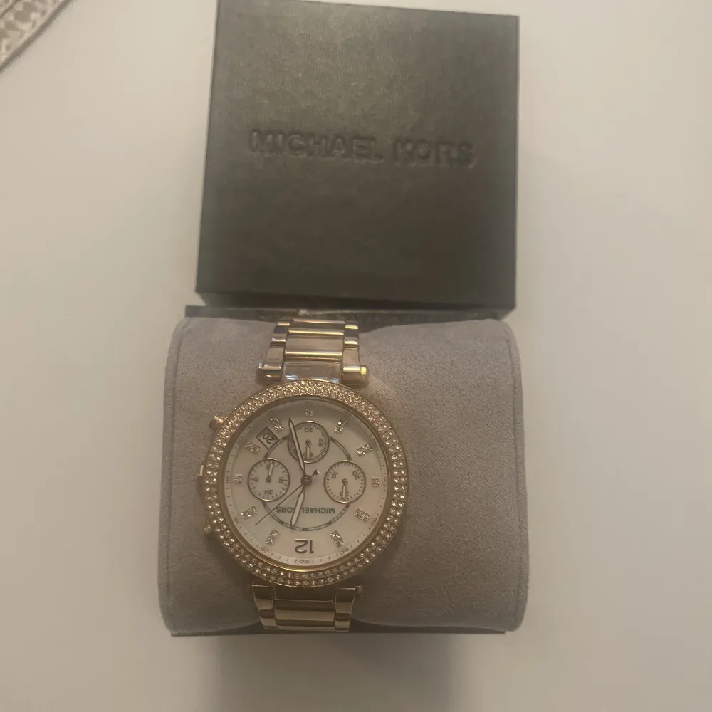 En jättesnygg michael kors klocka för 1000k. Pris kan diskuteras vid snabb affär . Accessoarer.