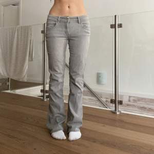 Trendiga Lågmidjade jeans ifrån gina young! Aldrig använda 💓 Innerbenslängd:75 cm midjemåttet: 35 tvärs över (strechiga)! Jag är 165, skulle jämföra storleken med storlek 34💓