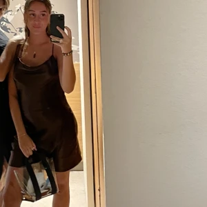 Klänning - Säljer denna super fina bruna silkes klänning som har en fin knytning i ryggen då den är för stor för mig🤎