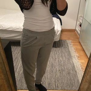 gråa kostymbyu - gråa kostymbyxor från bershka ⭐️