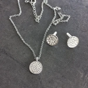 Halsband örhängen  - Silverfärgat med kristaller  Som nya Nickeltestade 