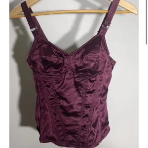 Lila korsett vintage - Finns att köpa på jealoussecondhand.com