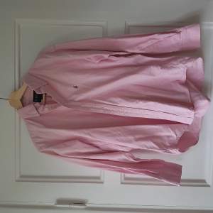 Fin rosa skjorta från Ralph i strlk L? (10). Jag har använt denna som oversize skjorta, så den passar även S-L beroende på hur man vill att den ska sitta.