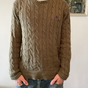 Ralph lauren stickad tröja  - Säljer nu min super fräscha kabelstickade Ralph lauren tröja! Fint skick och snygg passform. Lite uttöjd så skulle säga att den sitter mer som en M än en S men funkar nog båda! Jag har S egentligen  