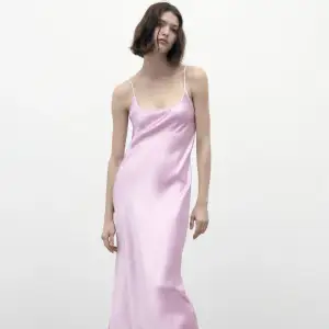 Säljer denna drömmiga rosa klänningen från zara. Säljer pga kommer aldrig till användning. Endast testad någon gång!