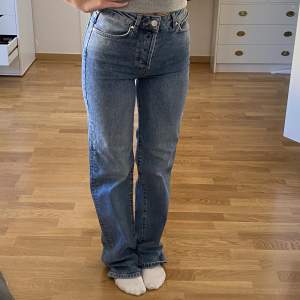 Jeans från bikbok, (new denim). Aldrig använd, lite lång på mig som är 164cm. Storlek i midjan- 27, passar mig som har xs/s