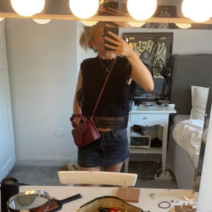 Topp - Topp från only SÅÅÅÅ fin men tyvärr inte min stil just. Använd typ två gånger så precis som ny. Den är i XS men jag är i vanliga fall en S så den passar båda❤️