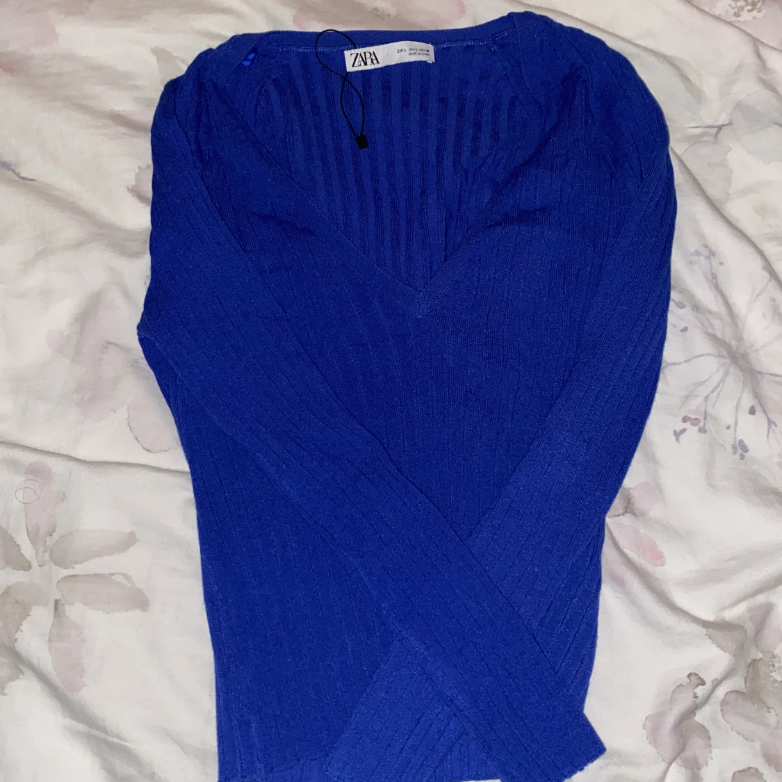 En blå långärmad tröja - 90