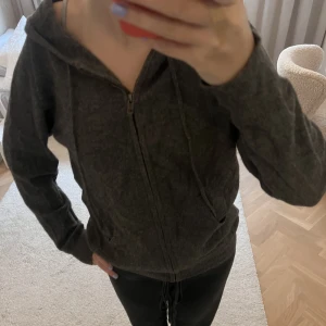 Cashmere zip-up - Cashmere zip-up från Davida, knappt använd så väldigt bra skick