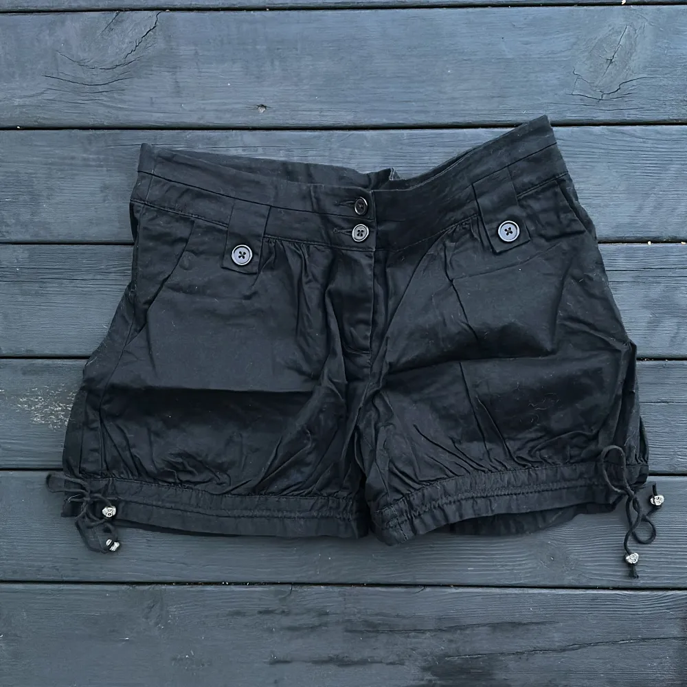 Helt nya shorts aldrig hunnit använda med söta döskalle metall hängen 💀 . Shorts.