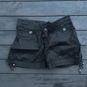 Döskalleshorts - Helt nya shorts aldrig hunnit använda med söta döskalle metall hängen 💀 