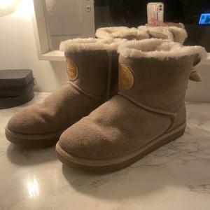 Uggs/skor - Säljer mina uggs liknande skor från Svea som passar perfekt nu när det börjar bli kallt! Säljer då jag inte använder dem, använda men ändå i fint skick!  Köpta för: 1551 vid frågor tveka inte med att höra av er !🥰ordenarie skokartong finns ej kvar 🥰