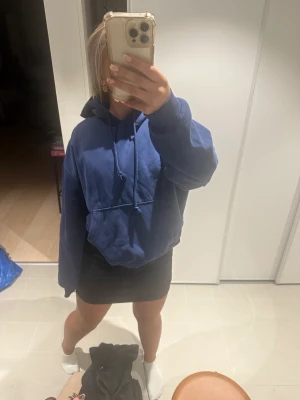 Blå hoodie - Säljer min blå hoodie från weekday då den ej kommee till användning, storlek S😝