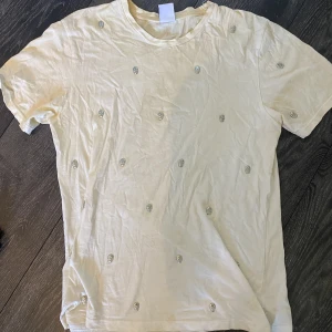 Dödskalle Tröja - Har använt ett par gånger så några döskallar har gått av men annars är den bra! 