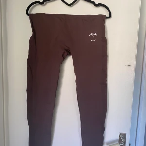 Träningsthights Peach  - Bruna träningsthights från Peach med scrunch för fin passform🍑 200kr exkl frakt 
