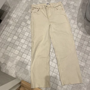 Beiga jeans - Jeans från lager157 i modellen Lane