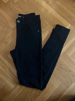Svarta jeans från Bikbok i strl xs. Sömmen på höger bakficka har gått upp enl sista bild, men annars är de i fint skick.