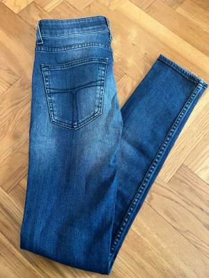 Supersnygga jeans från Tiger of Sweden STYLE: SLENDER Strl: 27/30” Nypris ca 1200kr