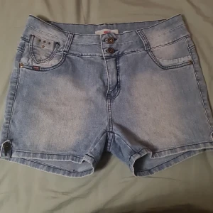 Shorts  - Shortsen är ungefär vid naveln och är storlek 36. Jag kan inte skicka paket :/ men om due intresserad kan vi träffas i tc.