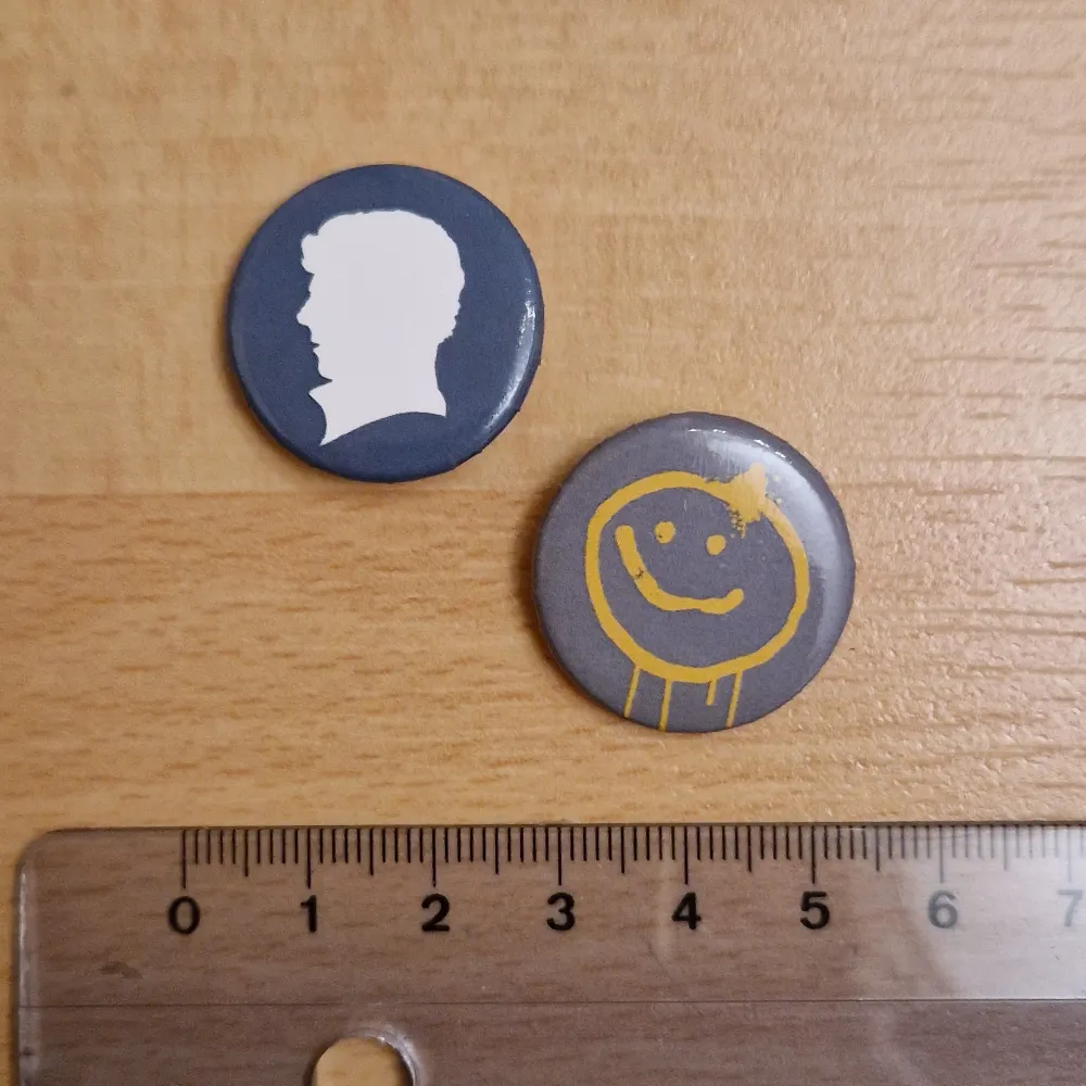 2 st officiella Sherlock pins, ca 2,5 cm i diameter. 15 kr för båda eller 10 kr styck.  Kan skickas som brev, då blir frakten 15 kr, skriv så fixar vi det! 🥰. Accessoarer.