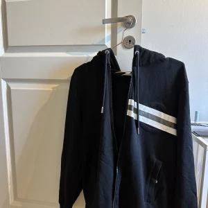 Moncler tröja  - Moncler tröja storlek M kvittto finns köpte på nk på rea för 2800kr värde 5599kr Knappt använd. Priset kan diskuteras vid snabb affär 