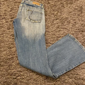 Snygga botcut jeans  - Skit snygga butcut jeans säljer tyvör då som är lite långa på mig som är 166 men inte så långa beror på hur man vill ha dom. Använt någon gång väldigt bra skick. 