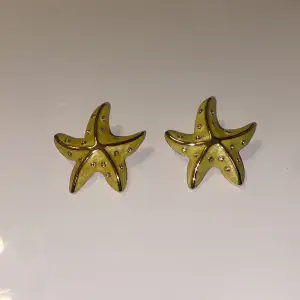 Väldigt fina starfish örhängen i fint skick från Gina Tricot.