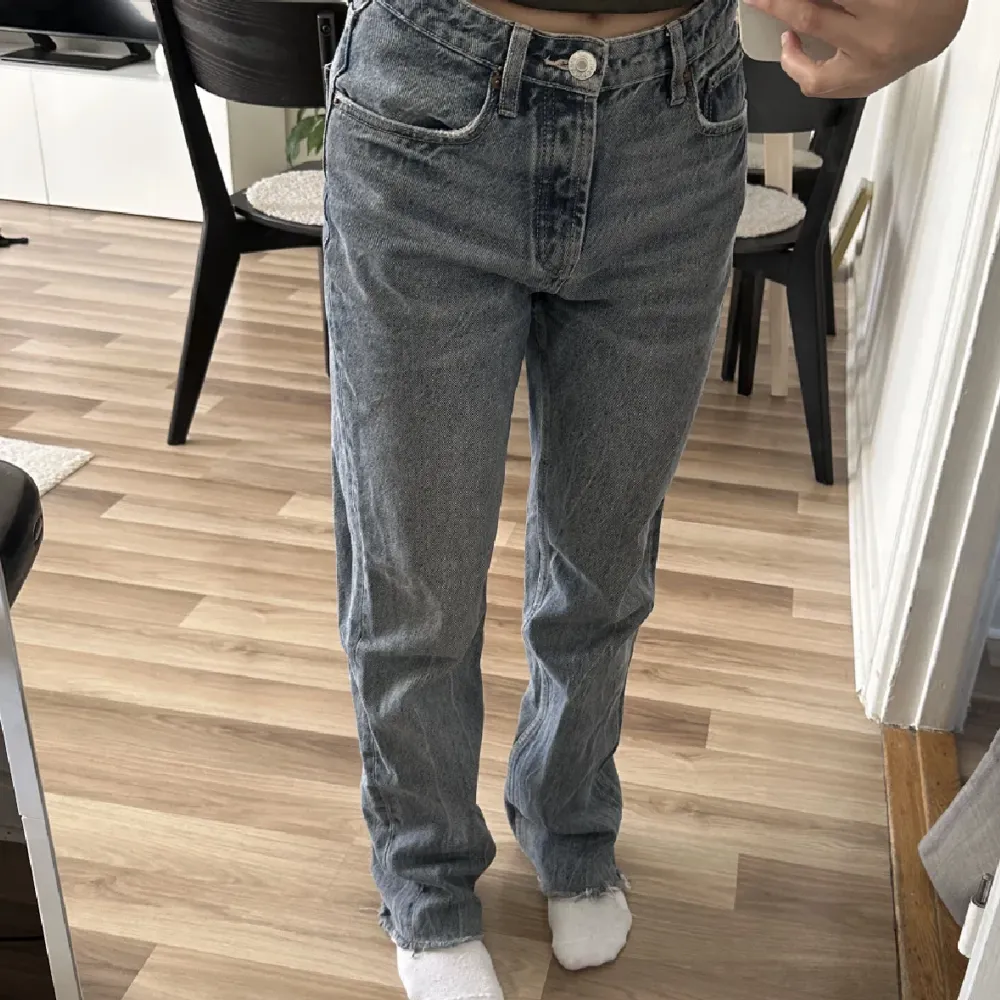 Zara jeans strl 36, använda men fint skick, uppklippta så de passar ca 165 cm. Jeans & Byxor.