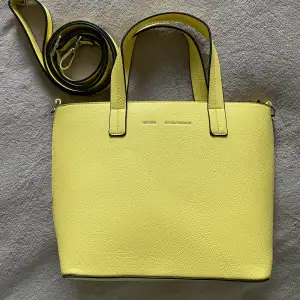 Fin gul handväska med extra band helt oanvänd