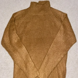 Höst tröja -  inte min stil längre så säljer väldigt billigt så den tar plats✨