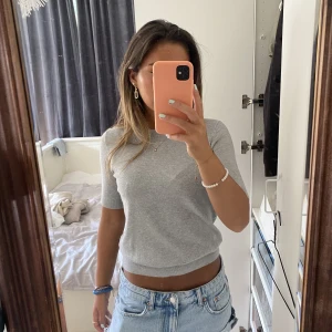 Stickad t-shirt - Säljer min knappt använda stickade t-shirt från zara. Den har ej slitningar och sitter verkligen jätte snyggt. Kan mötas upp eller posta💖