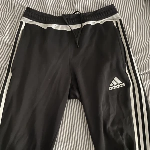 Adidas byxor - Svarta Adidasbyxor. Storlek S.