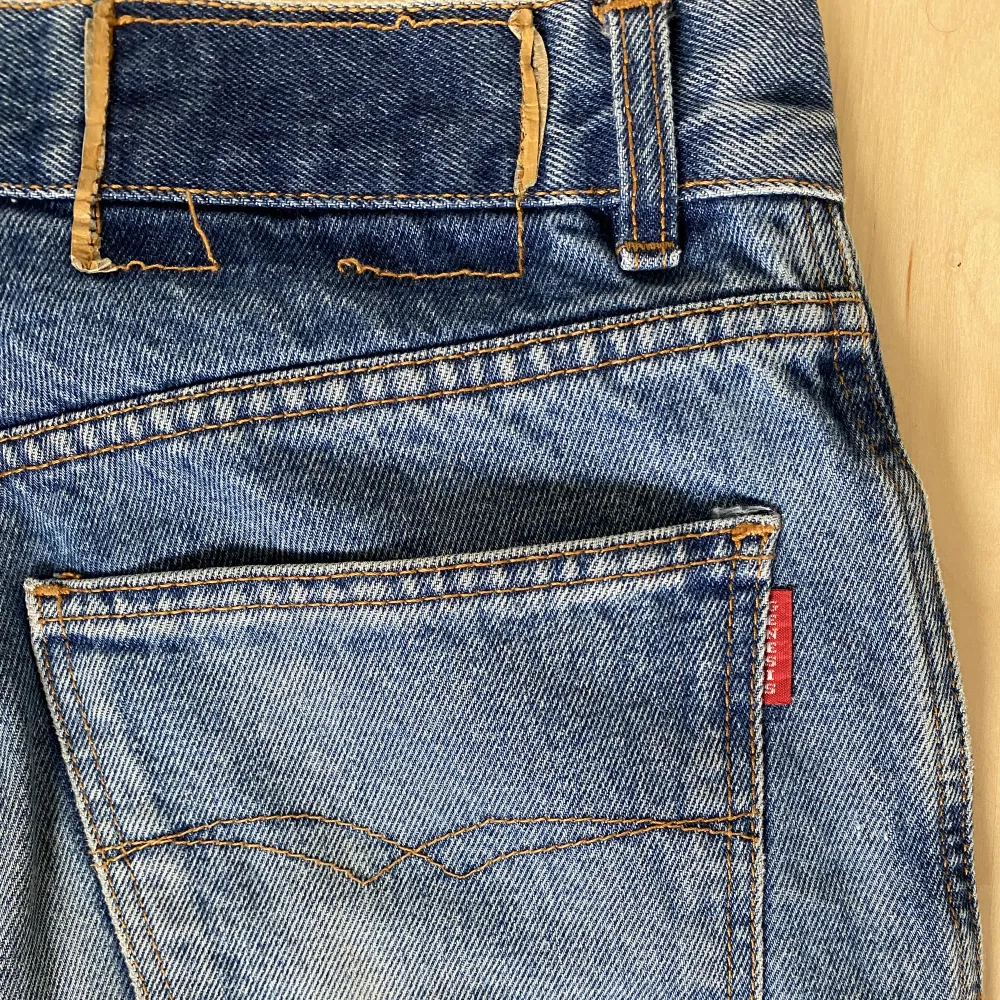 Mid-waiste raka jeans köpta från humana. Snygga och sköna! Byxorna är väl omhändertagna och i bra skick!. Jeans & Byxor.