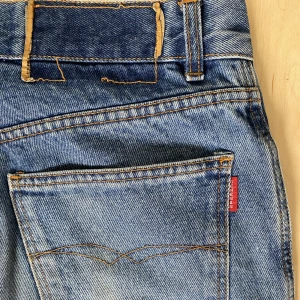Mid-waist jeans - Mid-waiste raka jeans köpta från humana. Snygga och sköna! Byxorna är väl omhändertagna och i bra skick!