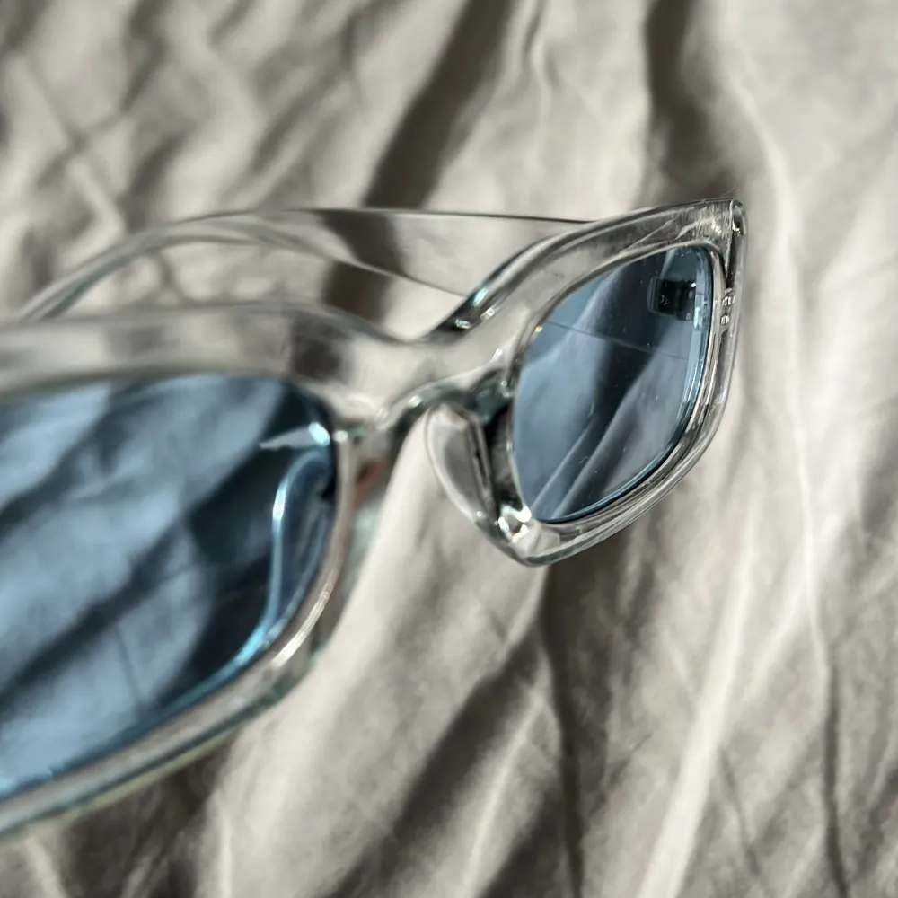 Blåa solglasögon med blått glas.. Övrigt.