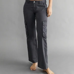 Low waist cargo jeans - Säljer mina cargo jeans på grund utav för små i midjan. Använda ett fåtal gånger så i bra skick. Köpta för 499kr