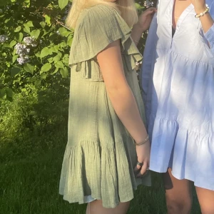 Grön Zara klänning  - Supersöt grön klänning från zara!