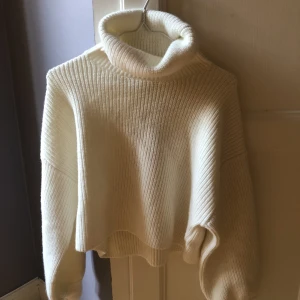Stickad tröja - Vit stickad tröja från Monki. Aldrig använd med lappen kvar💘💘