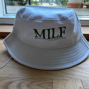 Revenite bucket hat  - Helt ny Revenite bucket hat signerad av ägaren 