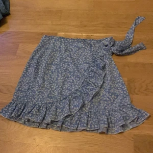 Fin kjol med vita blommor  - Fin kjol